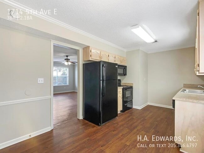 Building Photo - 1714 5th Ave E