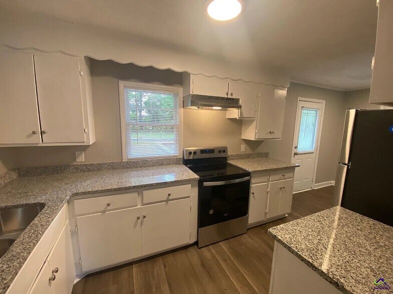 Building Photo - 827 Oak Ridge Dr