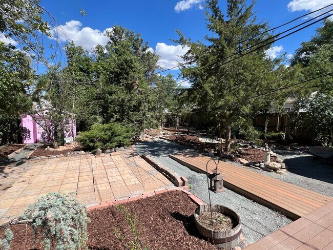 Building Photo - Cute East Denver Bungalow
