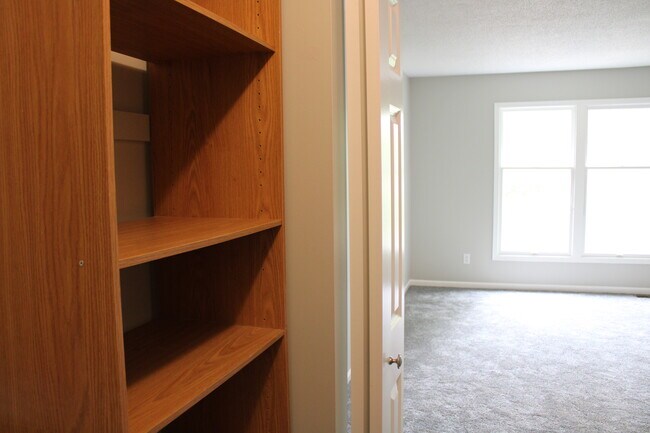 Building Photo - 6135 Sawmill Woods Dr