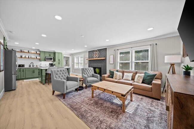 Building Photo - 103 Poinsettia Dr