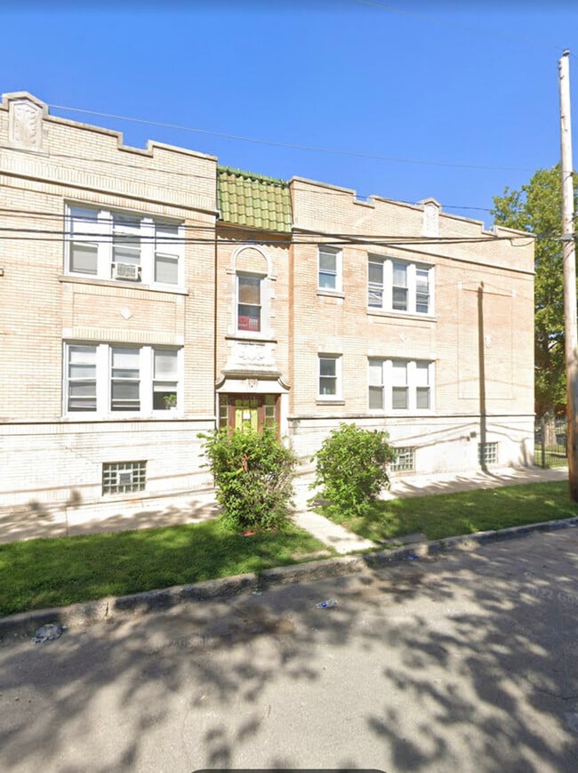 Building Photo - 2316 N Leclaire Ave