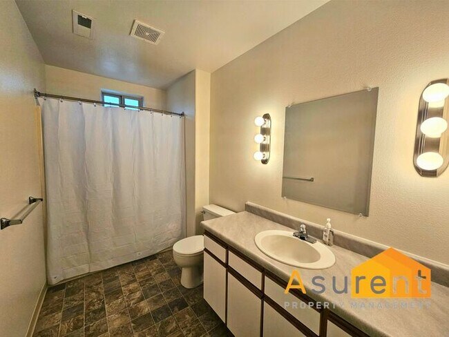 Building Photo - Freshly Renovated Duplex: 2 Bedrooms, 1.5 Bathrooms, w/ Fenced Backyard