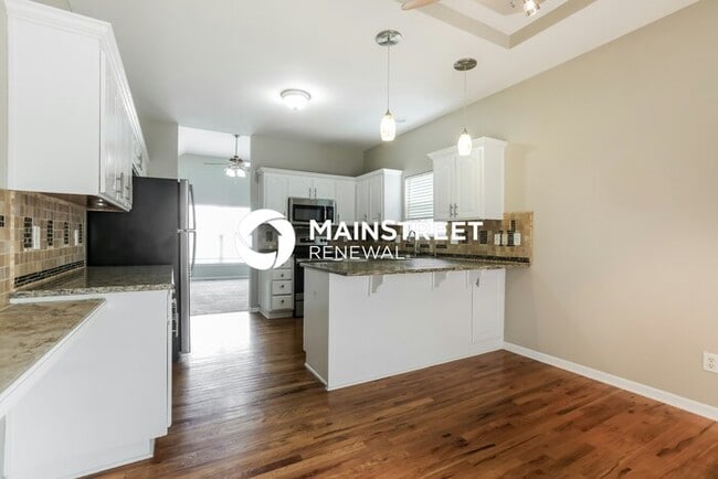 Building Photo - 5 Bedroom Pet-Friendly Home in Independence, MO with Main Street Renewal