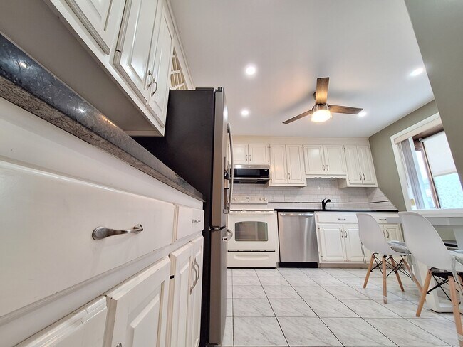 Building Photo - 238 Skyview Dr