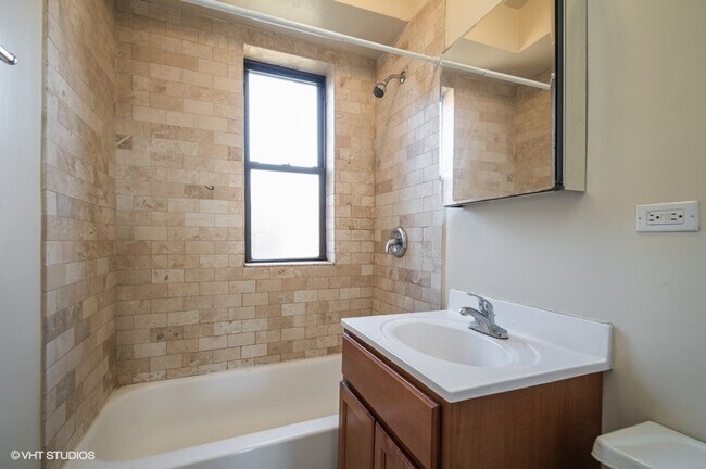 Building Photo - 3513 N Racine Ave