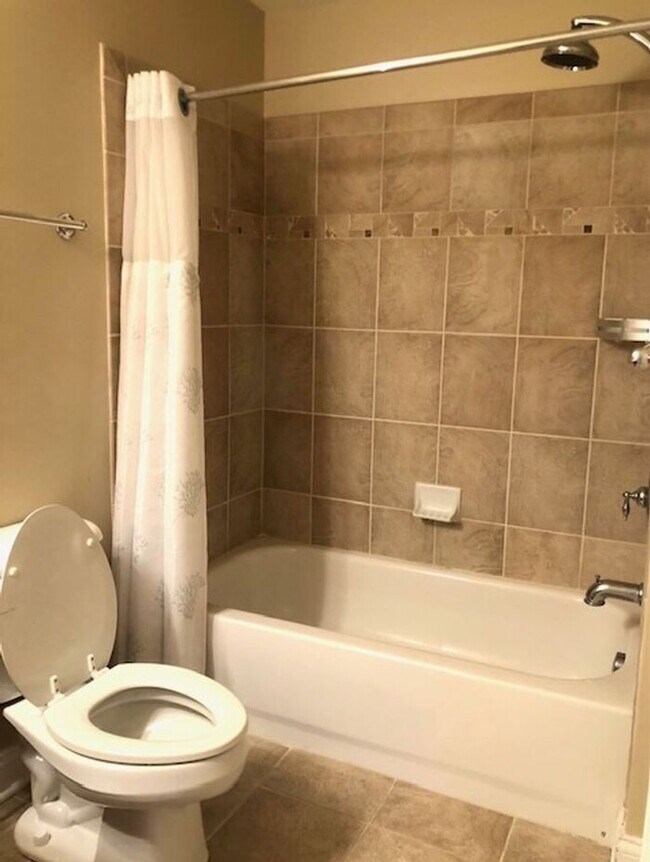 Building Photo - Top Floor Condo in Great Carmel Location!