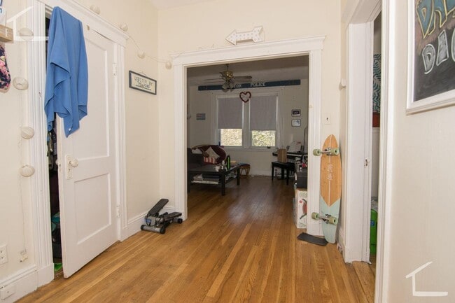 Building Photo - 9/1 No Fee! Split style 3BR w/balcony, heat inc!