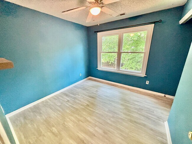 Building Photo - 4 bedroom/ 2.5 bathroom- Village Square of Williamsburg