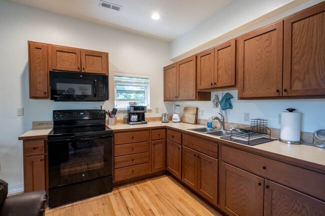 Building Photo - Enjoy the Downtown Coeur d Alene Lifestyle...