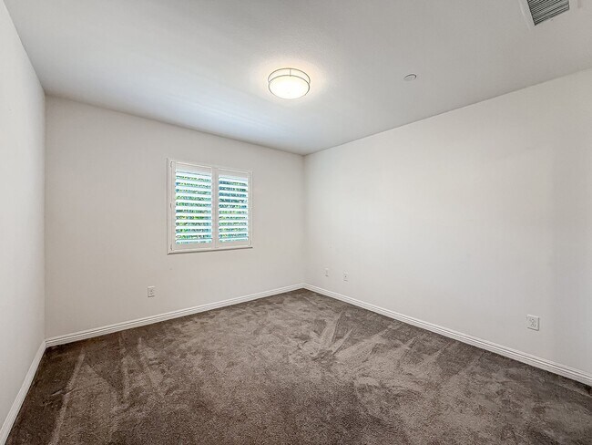 Building Photo - 3 bed, 2 1/2 bath townhome in sought-after Oak Terrace community