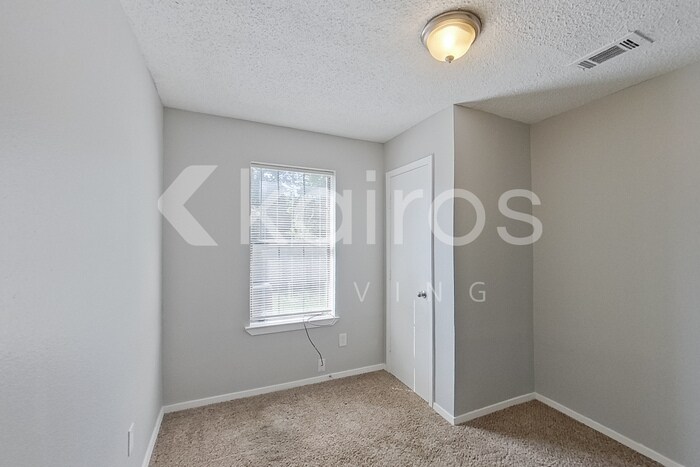Building Photo - 834 Courtenay Pl
