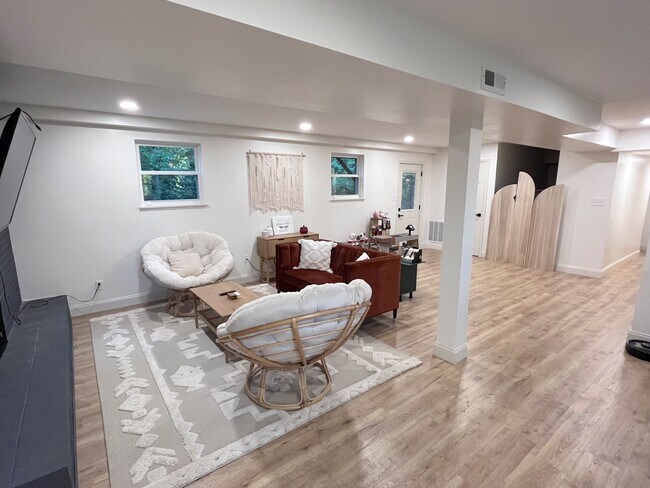 Building Photo - 1140 Park Hill Cir