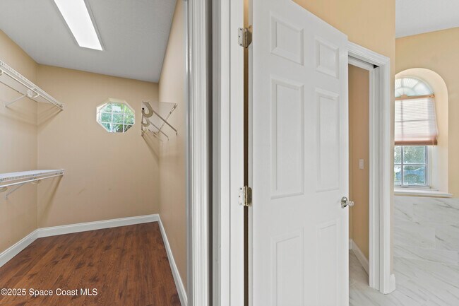 Building Photo - 500 Hidden Hollow Dr