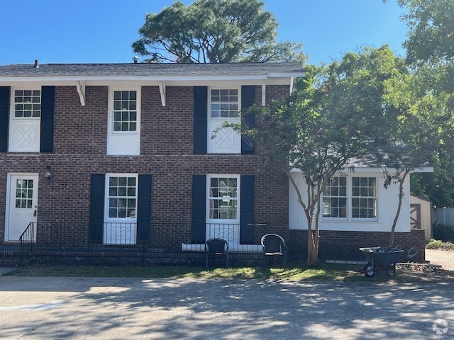Building Photo - 5918 Woodside Ave
