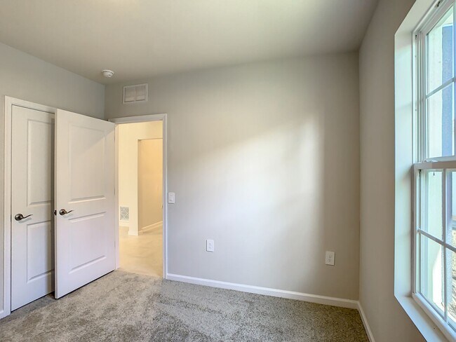 Building Photo - Villa Home in West Port - 3/2/2 close to s...
