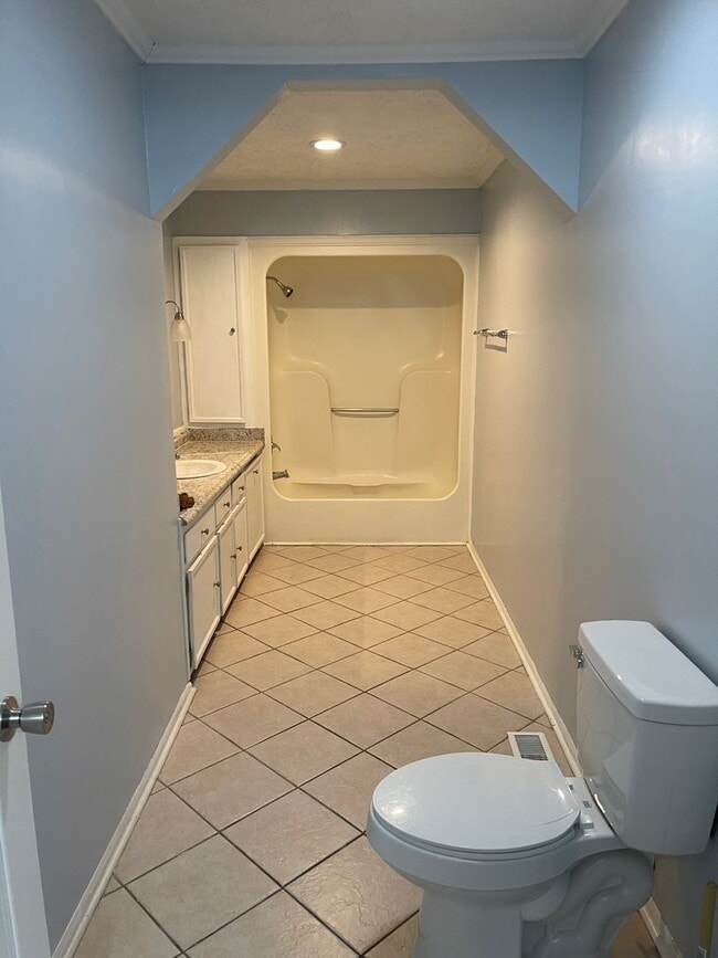 Building Photo - Huge home with bonus room and fenced in ba...