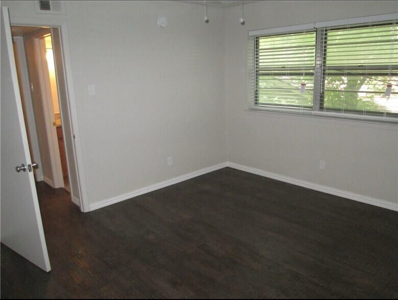 Building Photo - 2101 Oakhurst Dr