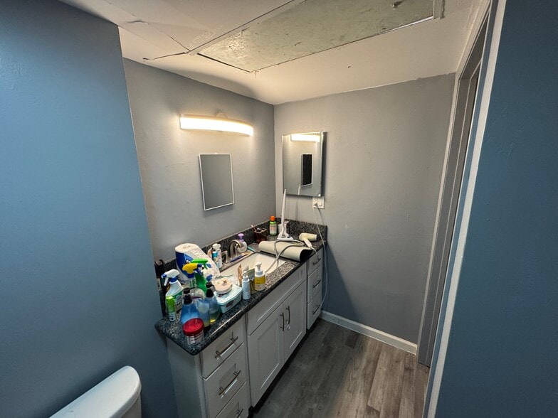 Bedroom Bathroom - 1088 Bishop St