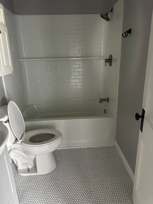 Building Photo - Nice 2 Bedroom 1 Bath Apartment above a salon. 1 Level