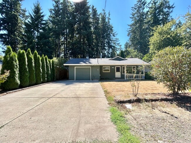 Primary Photo - Spacious 3 Bed, 1.0 Bath House - Fully Fen...