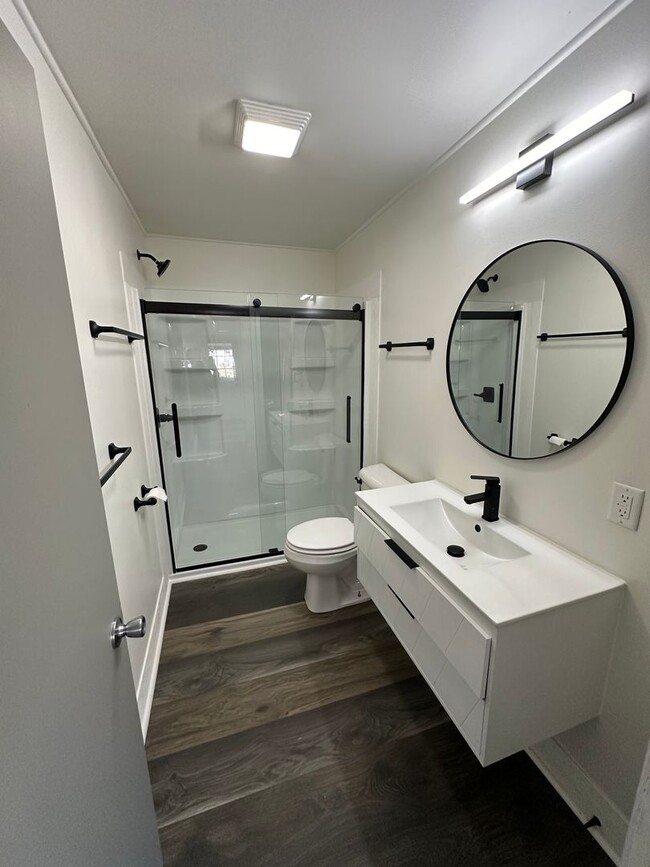Primary Photo - FREE MAY RENT!! Freshly Updated 2 Bedroom ...