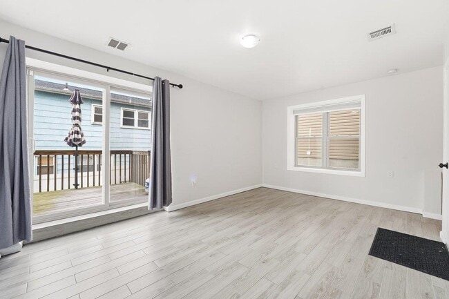 Building Photo - 5103 Meadowview Ave