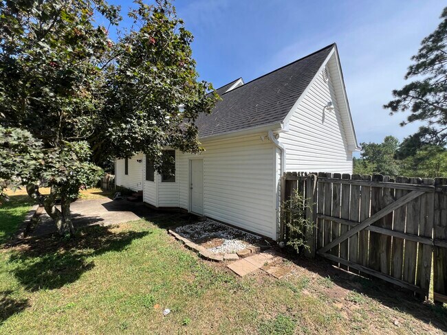 Building Photo - 2119 Howard Mill Rd