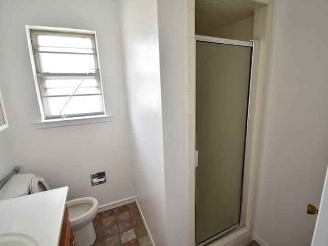 Building Photo - 800 N Cockrell St