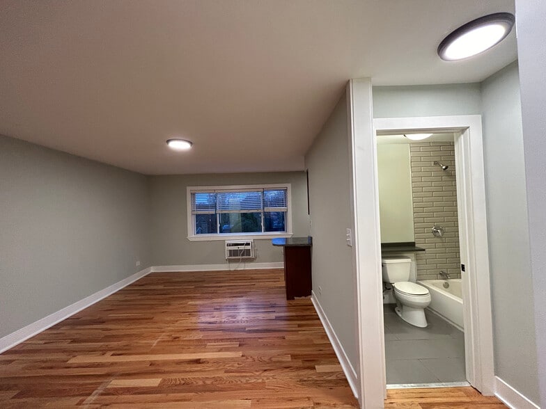 Building Photo - 696 Elm Pl