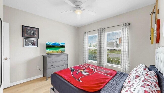 Building Photo - Spacious 5bed - With Amenities!