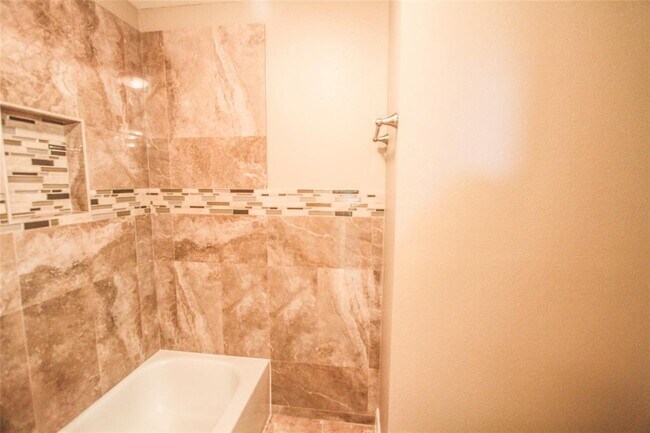 Building Photo - 6006 Briar Hill Ct
