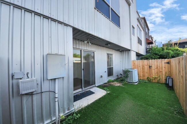 Building Photo - 2421 Wentworth St