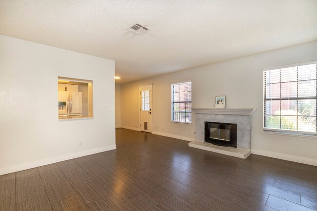 Building Photo - Stunning two bedroom condo!