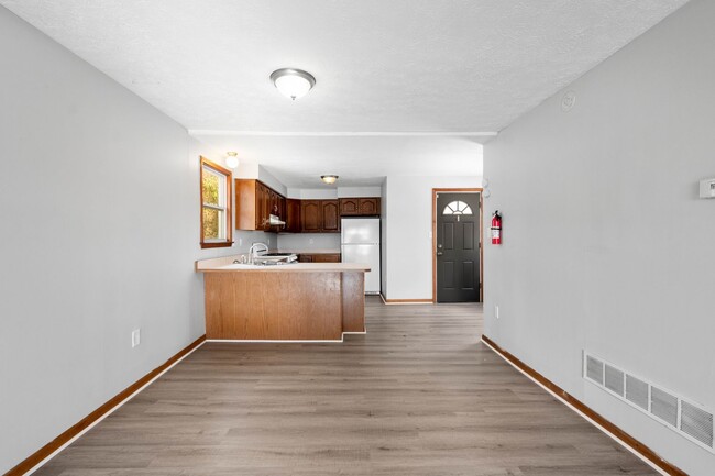 Building Photo - SCORE $500 OFF 1ST MONTH OF RENT! 2 bedroo...