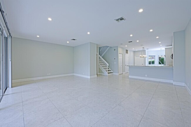 Building Photo - 6817 Via Regina
