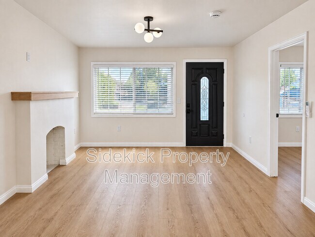Building Photo - 4748 Pine St