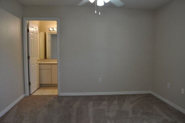 Building Photo - 16 Russman Ln