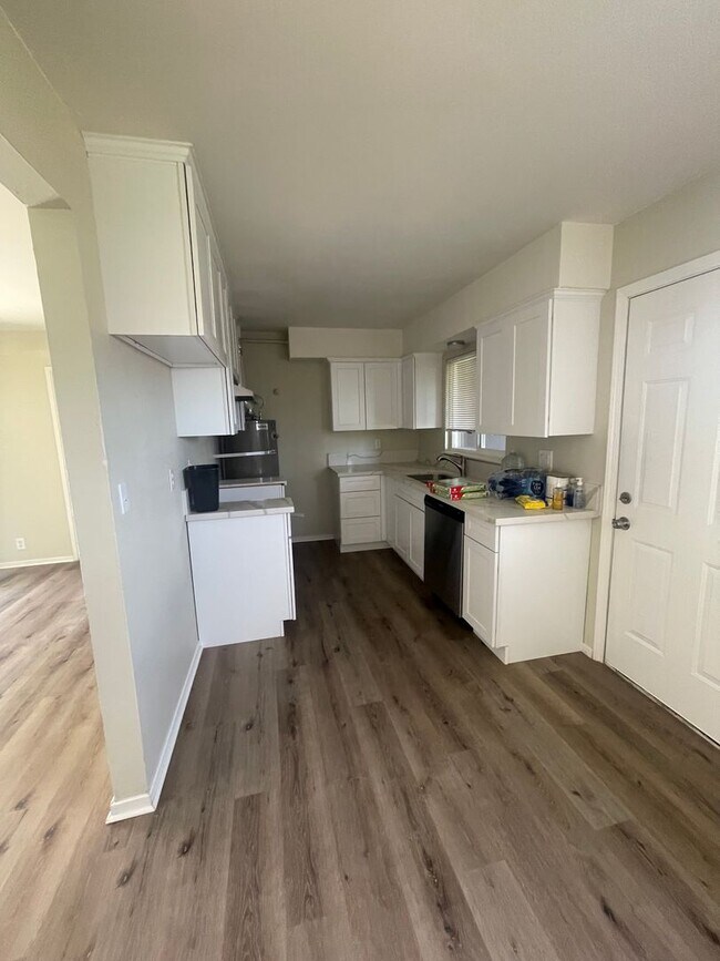 Building Photo - Comfortable Living in Mojave - Move In Ready 2bd & 1bth - Big Backyard