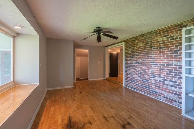 Building Photo - 4 bed and 2 bath house in Johnson City