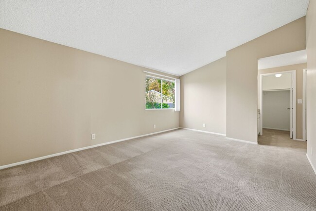 Building Photo - Spacious and Well Maintained 3 Bedroom Con...