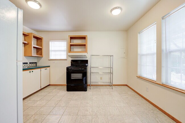 Building Photo - 639 S Pickard Ave