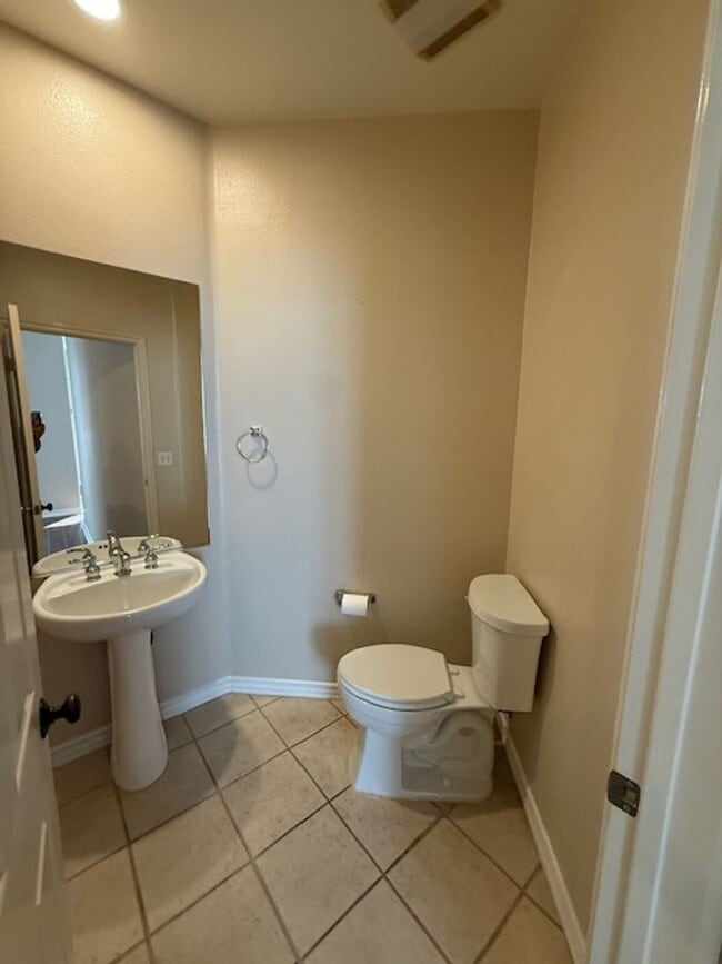 Building Photo - Condo in highly sought-after Vantage Commu...