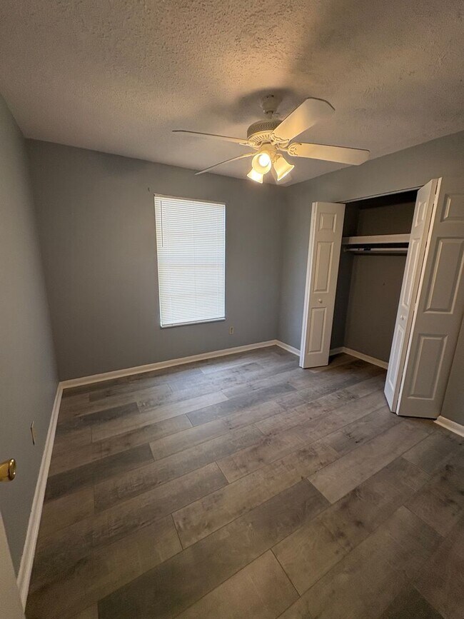 Building Photo - 424 Valley Dr