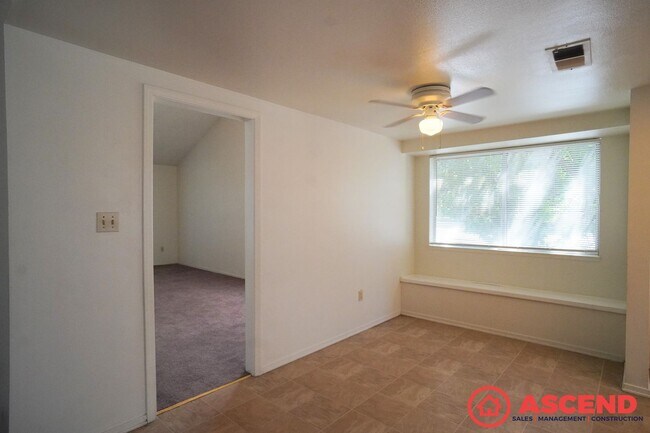 Building Photo - Lovely Home In Southwest Bakersfield!