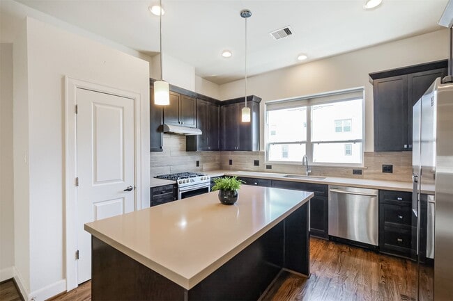 Building Photo - 946 W 18th St