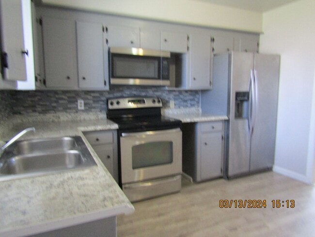 Building Photo - Freshly Painted/New Flooring Home!! Pets N...
