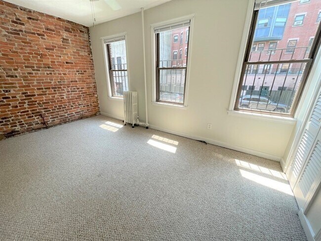 Building Photo - 20 Wellington St