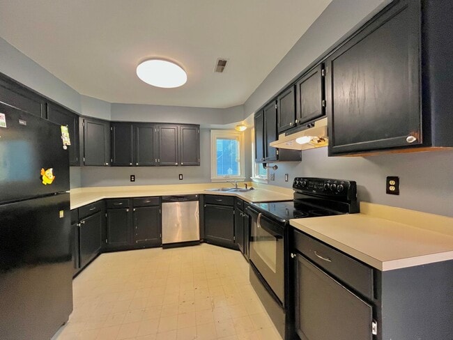 Building Photo - Spacious 3 bedroom, 2 bath property on ove...