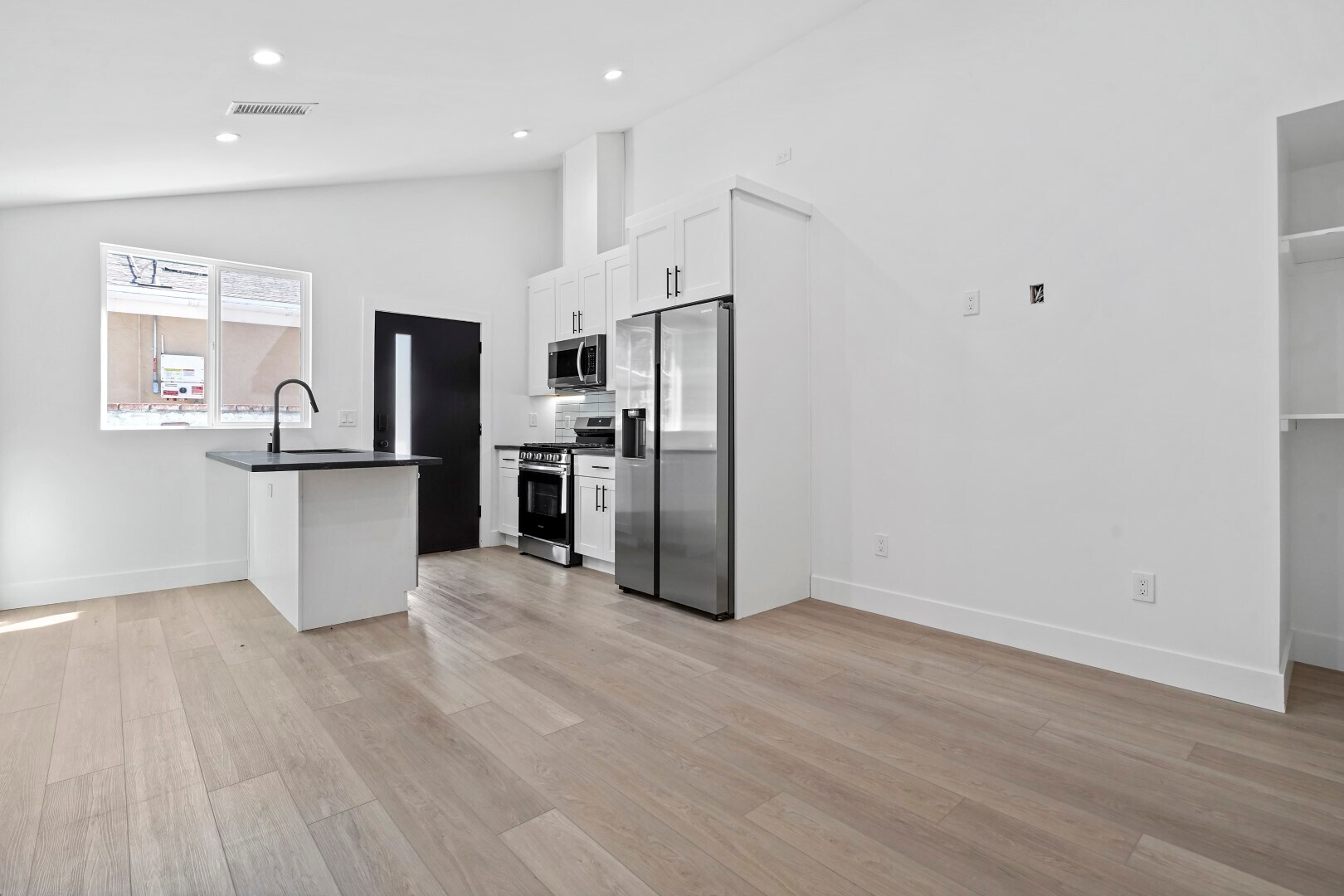 Building Photo - 7906 Oakdale Ave